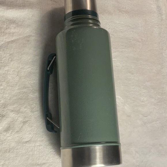 Stanley Classic Green Vacuum Bottle - Picture 5 of 8
